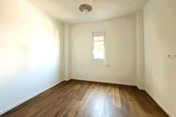 Shtepi ne shitje Apartament ne Tirane, 1+1, Mobilimi Bosh, pa mobiluar, Pagesa 108,000  Euro.