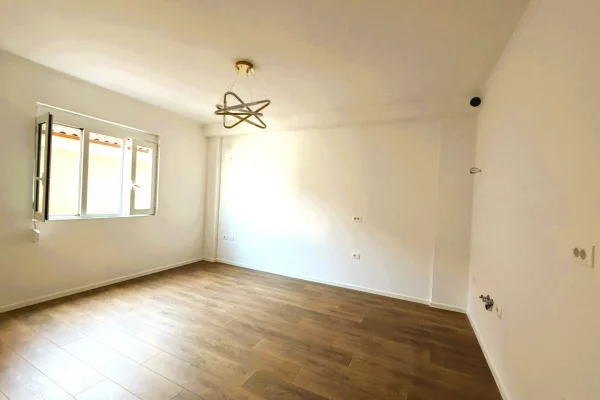 Shtepi ne shitje Apartament ne Tirane, 1+1, Mobilimi Bosh, pa mobiluar, Pagesa 108,000  Euro.