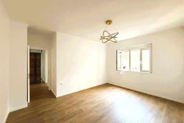 Shtepi ne shitje Apartament ne Tirane, 1+1, Mobilimi Bosh, pa mobiluar, Pagesa 108,000  Euro.
