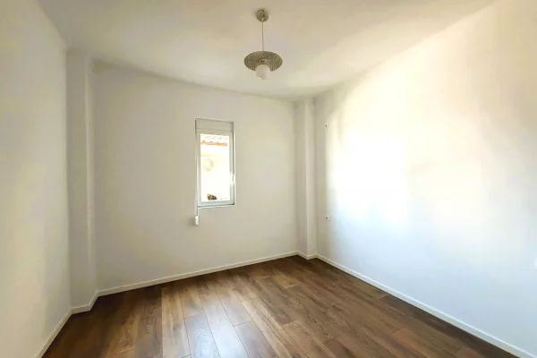 Shtepi ne shitje Apartament ne Tirane, 1+1, Mobilimi Bosh, pa mobiluar, Pagesa 108,000  Euro.