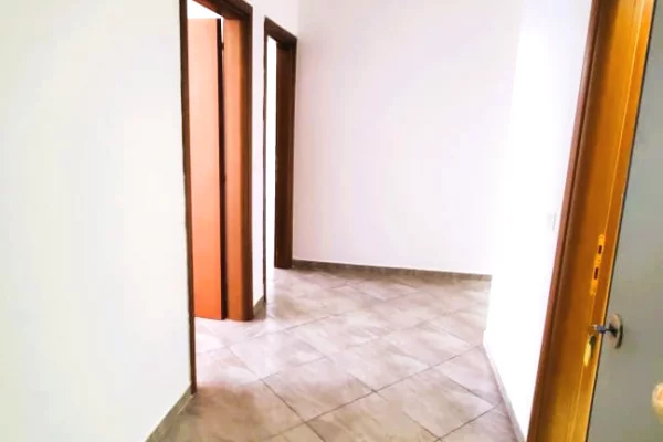 Shtepi ne shitje Apartament ne Sarande, 2+1, Mobilimi Bosh, pa mobiluar, Pagesa 217,600  Euro.