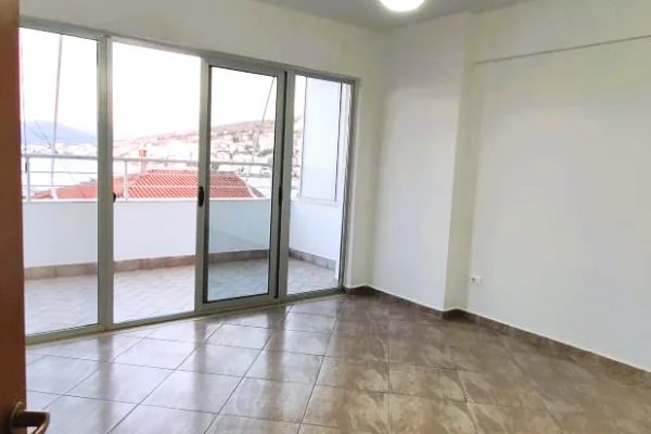 Shtepi ne shitje Apartament ne Sarande, 2+1, Mobilimi Bosh, pa mobiluar, Pagesa 217,600  Euro.