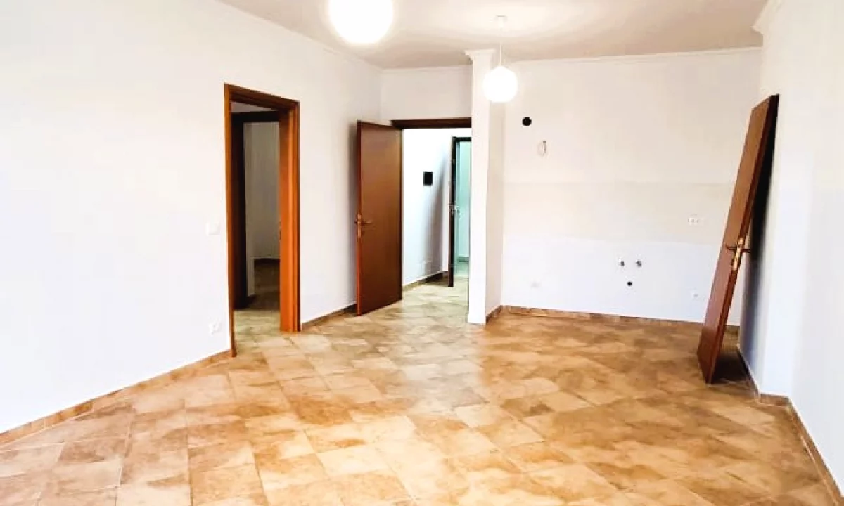 Shtepi ne shitje Apartament ne Sarande, 2+1, Mobilimi Bosh, pa mobiluar, Pagesa 217,600  Euro.