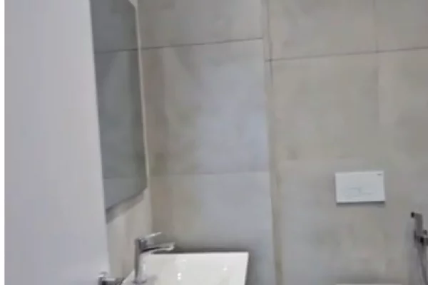Shtepi ne shitje Apartament ne Tirane, 1+1, Mobilimi Bosh, pa mobiluar, Pagesa 142,450  Euro.