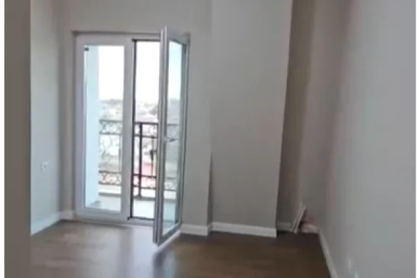 Shtepi ne shitje Apartament ne Tirane, 1+1, Mobilimi Bosh, pa mobiluar, Pagesa 142,450  Euro.