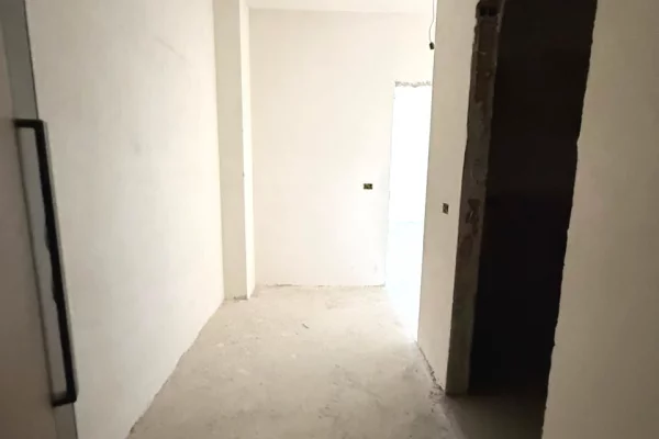 Shtepi ne shitje Apartament ne Tirane, 1+1, Mobilimi Bosh, pa mobiluar, Pagesa 162,000  Euro.