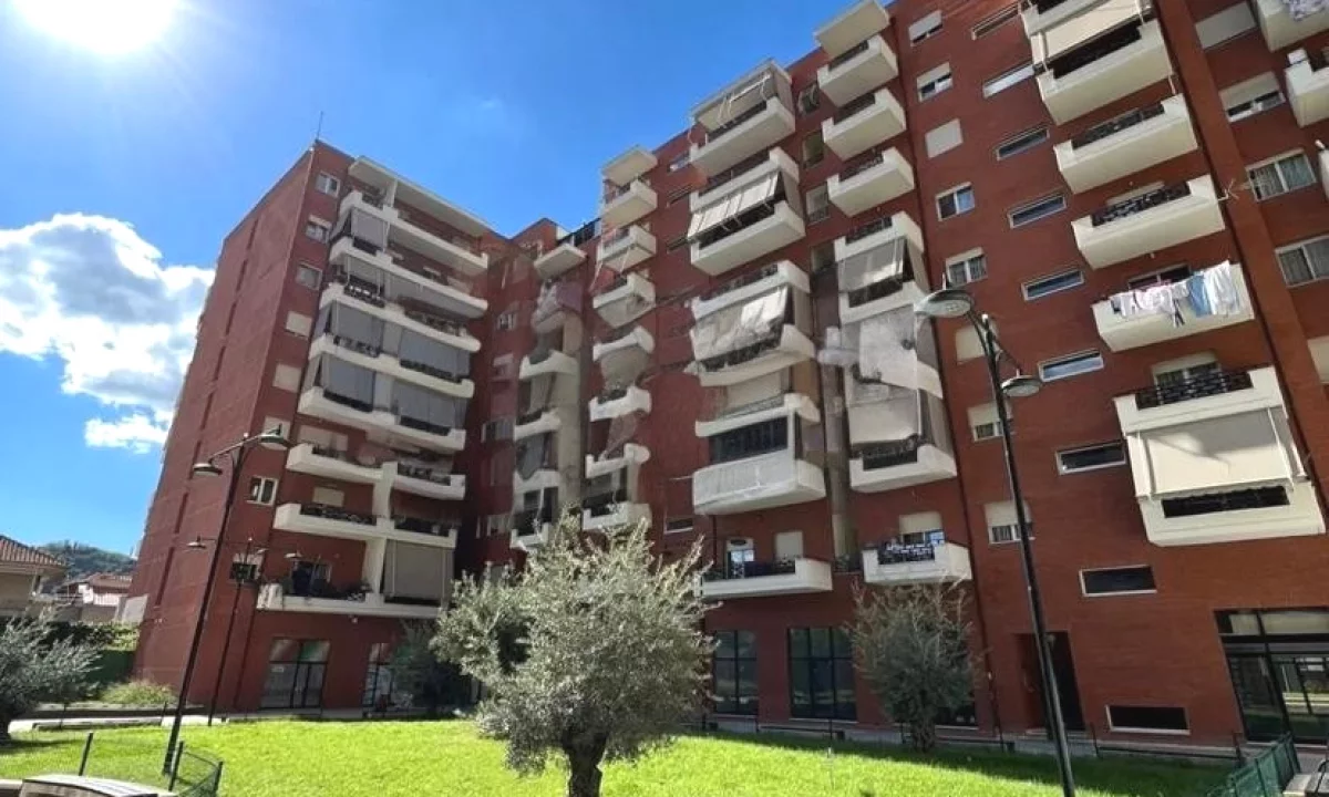 Shtepi ne shitje Apartament ne Tirane, 2+1, Mobilimi Bosh, pa mobiluar, Pagesa 155,500  Euro.