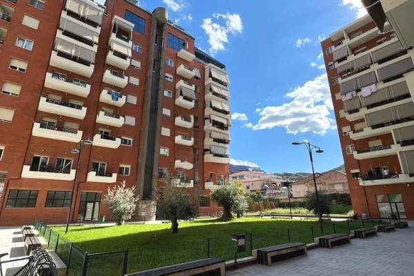 Shtepi ne shitje Apartament ne Tirane, 2+1, Mobilimi Bosh, pa mobiluar, Pagesa 155,500  Euro.