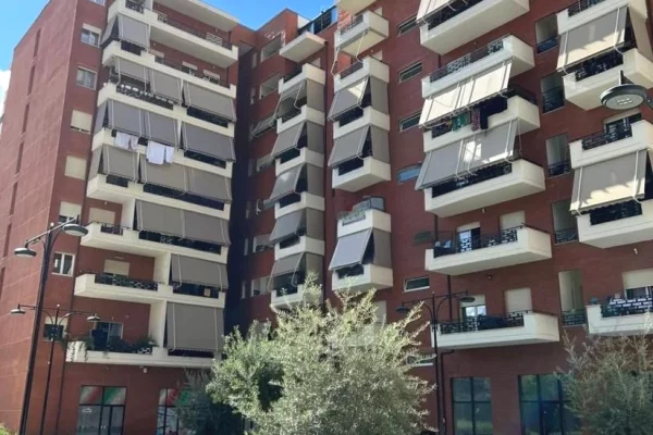 Shtepi ne shitje Apartament ne Tirane, 2+1, Mobilimi Bosh, pa mobiluar, Pagesa 155,500  Euro.