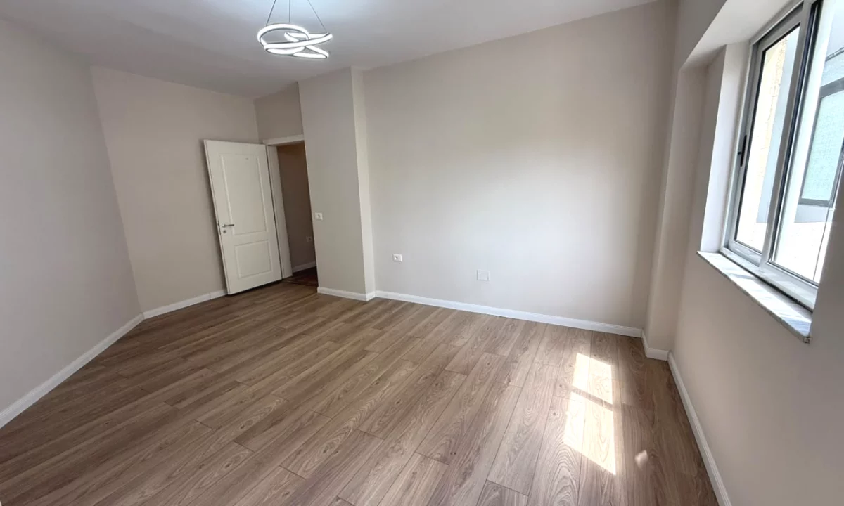 Shtepi ne shitje Apartament ne Tirane, 1+1, Mobilimi Bosh, pa mobiluar, Pagesa 134,700  Euro.