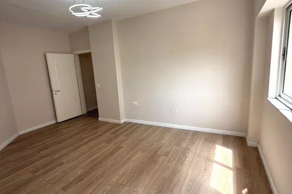 Shtepi ne shitje Apartament ne Tirane, 1+1, Mobilimi Bosh, pa mobiluar, Pagesa 134,700  Euro.