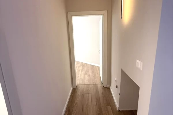 Shtepi ne shitje Apartament ne Tirane, 1+1, Mobilimi Bosh, pa mobiluar, Pagesa 134,700  Euro.