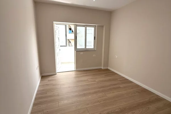 Shtepi ne shitje Apartament ne Tirane, 1+1, Mobilimi Bosh, pa mobiluar, Pagesa 134,700  Euro.