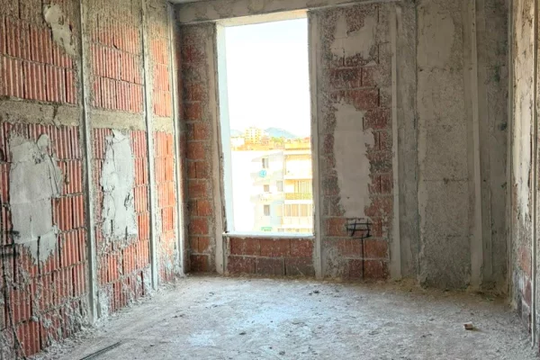 Shtepi ne shitje Apartament ne Tirane, 1+1, Mobilimi Bosh, pa mobiluar, Pagesa 120,300  Euro.