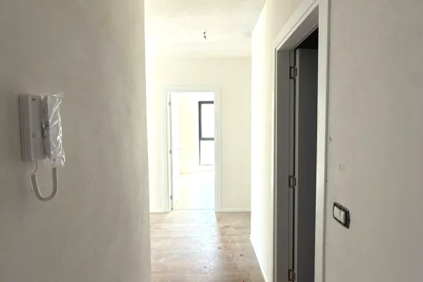 Shtepi ne shitje Apartament ne Tirane, 2+1, Mobilimi Bosh, pa mobiluar, Pagesa 168,500  Euro.