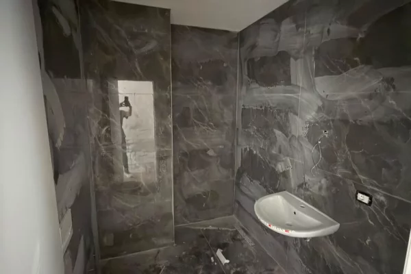 Shtepi ne shitje Apartament ne Tirane, 2+1, Mobilimi Bosh, pa mobiluar, Pagesa 168,500  Euro.