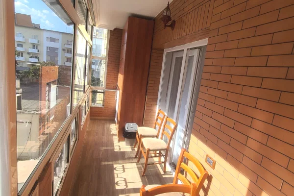 Shtepi me qera Apartament ne Tirane, 2+1, Mobilimi E mobiluar, Pagesa 1,000  Euro.