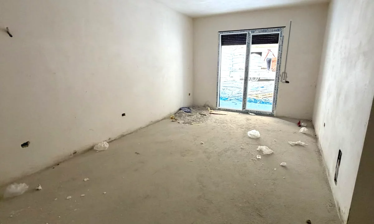 Shtepi ne shitje Apartament ne Tirane, 2+1, Mobilimi Bosh, pa mobiluar, Pagesa 137,475  Euro.