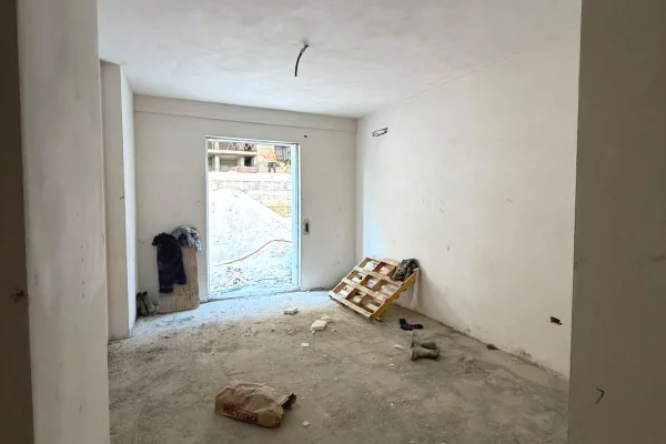 Shtepi ne shitje Apartament ne Tirane, 2+1, Mobilimi Bosh, pa mobiluar, Pagesa 137,475  Euro.
