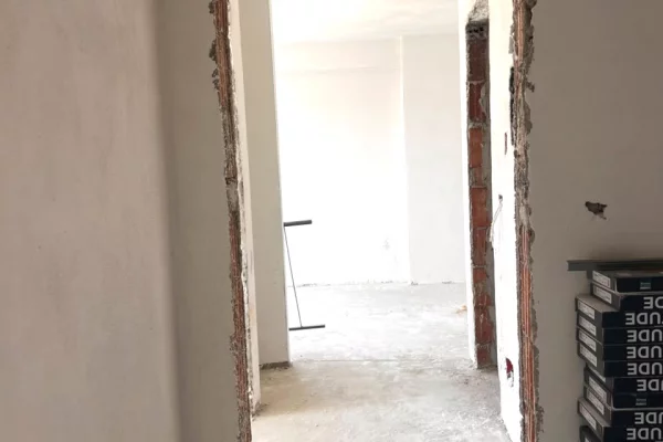 Shtepi ne shitje Apartament ne Tirane, 1+1, Mobilimi Bosh, pa mobiluar, Pagesa 106,500  Euro.