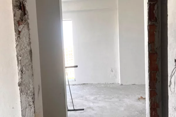 Shtepi ne shitje Apartament ne Tirane, 1+1, Mobilimi Bosh, pa mobiluar, Pagesa 106,500  Euro.