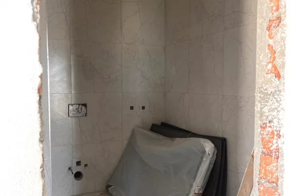 Shtepi ne shitje Apartament ne Tirane, 1+1, Mobilimi Bosh, pa mobiluar, Pagesa 106,500  Euro.