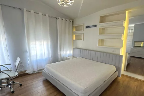 Shtepi me qera Vila Luksoze ne Tirane, 4+1, Mobilimi E mobiluar, Pagesa 2,590  Euro.