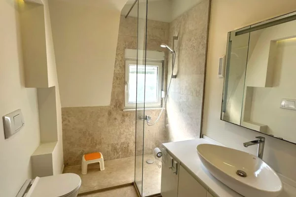 Shtepi me qera Vila Luksoze ne Tirane, 4+1, Mobilimi E mobiluar, Pagesa 2,590  Euro.