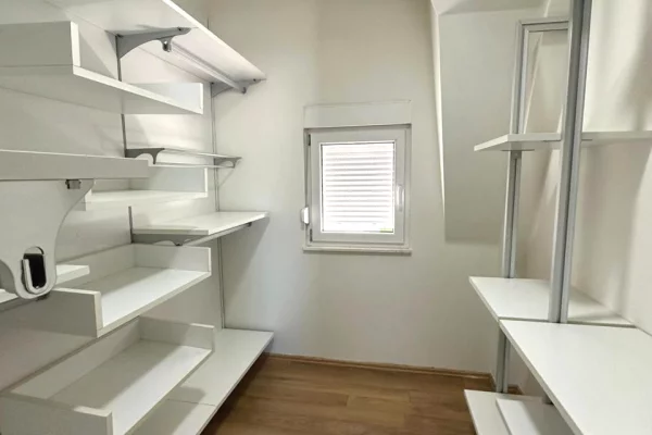 Shtepi me qera Vila Luksoze ne Tirane, 4+1, Mobilimi E mobiluar, Pagesa 2,590  Euro.