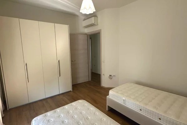 Shtepi me qera Vila Luksoze ne Tirane, 4+1, Mobilimi E mobiluar, Pagesa 2,590  Euro.