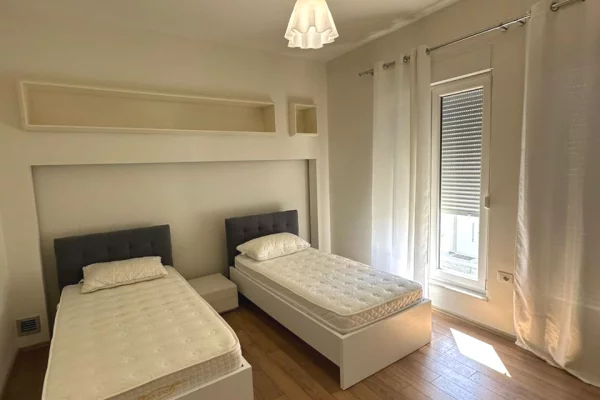 Shtepi me qera Vila Luksoze ne Tirane, 4+1, Mobilimi E mobiluar, Pagesa 2,590  Euro.