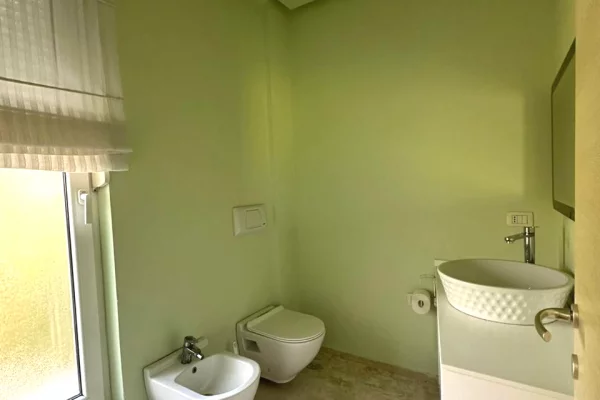 Shtepi me qera Vila Luksoze ne Tirane, 4+1, Mobilimi E mobiluar, Pagesa 2,590  Euro.