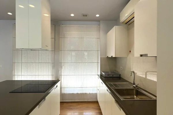 Shtepi me qera Vila Luksoze ne Tirane, 4+1, Mobilimi E mobiluar, Pagesa 2,590  Euro.