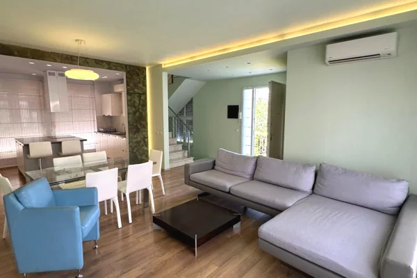Shtepi me qera Vila Luksoze ne Tirane, 4+1, Mobilimi E mobiluar, Pagesa 2,590  Euro.