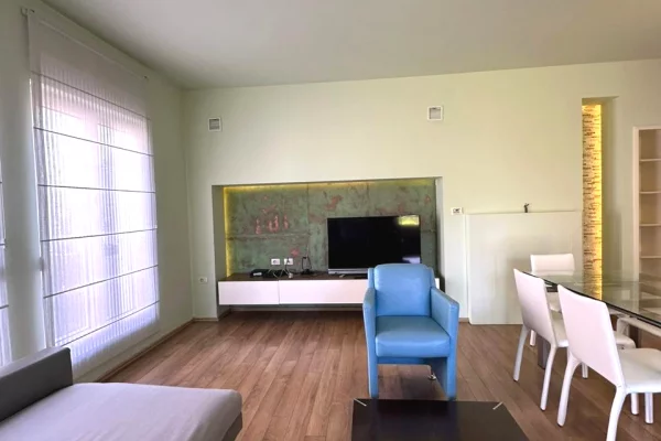 Shtepi me qera Vila Luksoze ne Tirane, 4+1, Mobilimi E mobiluar, Pagesa 2,590  Euro.
