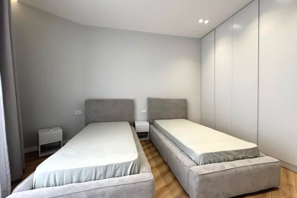 Shtepi me qera Apartament ne Tirane, 3+1, Mobilimi E mobiluar, Pagesa 1,700  Euro.