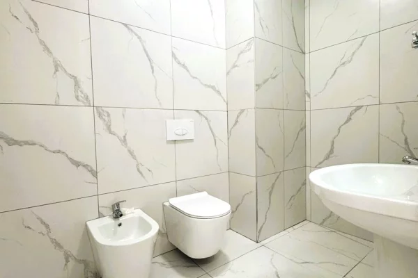 Shtepi ne shitje Apartament ne Tirane, 2+1, Mobilimi E mobiluar, Pagesa 118,300  Euro.