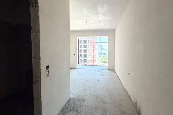 Shtepi ne shitje Apartament ne Tirane, 3+1, Mobilimi Bosh, pa mobiluar, Pagesa 273,200  Euro.