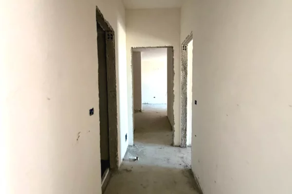 Shtepi ne shitje Apartament ne Tirane, 3+1, Mobilimi Bosh, pa mobiluar, Pagesa 273,200  Euro.