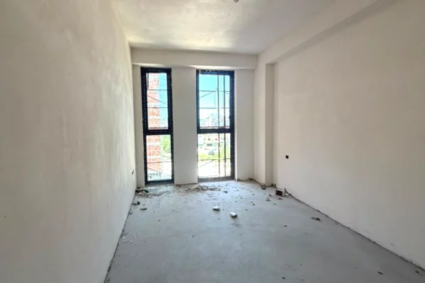 Shtepi ne shitje Apartament ne Tirane, 3+1, Mobilimi Bosh, pa mobiluar, Pagesa 273,200  Euro.