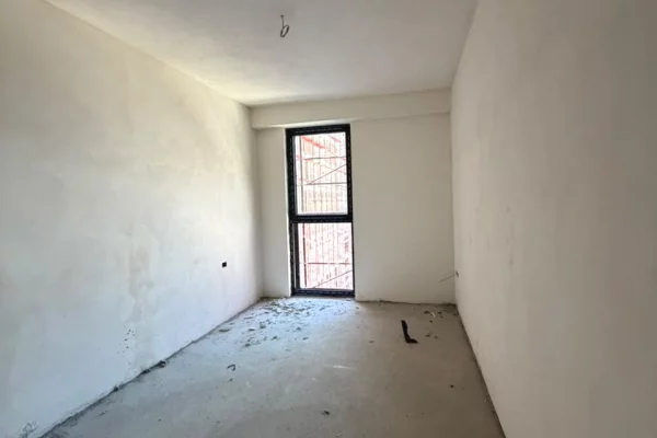 Shtepi ne shitje Apartament ne Tirane, 3+1, Mobilimi Bosh, pa mobiluar, Pagesa 273,200  Euro.