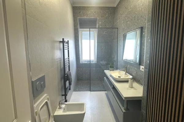 Shtepi me qera Apartament ne Tirane, 2+1, Mobilimi E mobiluar, Pagesa 1,900  Euro.