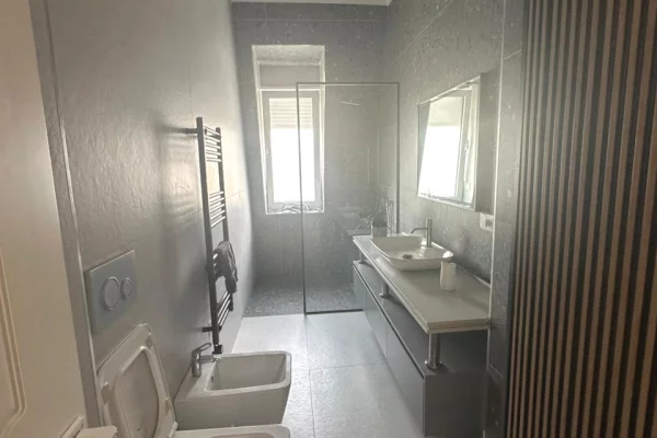 Shtepi me qera Apartament ne Tirane, 2+1, Mobilimi E mobiluar, Pagesa 1,900  Euro.