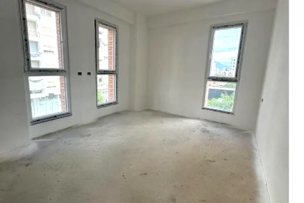 Shtepi ne shitje Apartament ne Tirane, 1+1, Mobilimi Bosh, pa mobiluar, Pagesa 105,600  Euro.