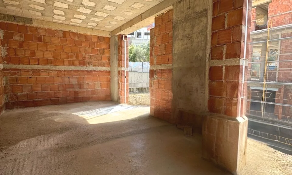 Shtepi ne shitje Apartament ne Tirane, 1+1, Mobilimi Bosh, pa mobiluar, Pagesa 101,700  Euro.