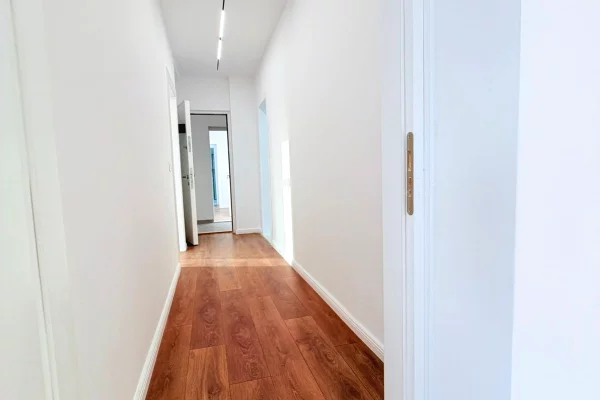 Casa in vendita Appartamento a Tirana, 1+1, Ambiente Vuoto, Pagamento 172,000  Euro.