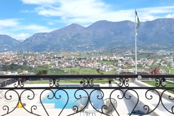 Shtepi me qera Vila Luksoze ne Tirane, 5+1, Mobilimi E mobiluar, Pagesa 4,000  Euro.
