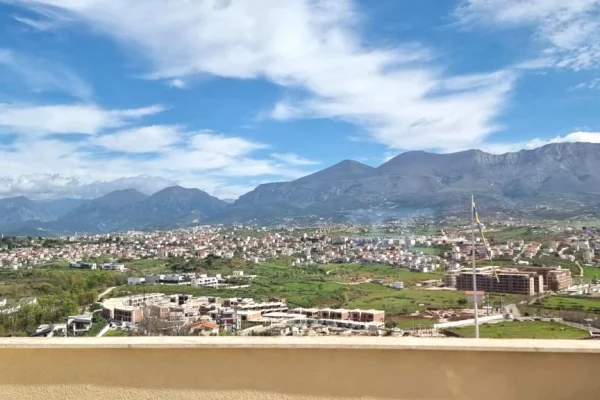 Shtepi me qera Vila Luksoze ne Tirane, 5+1, Mobilimi E mobiluar, Pagesa 4,000  Euro.