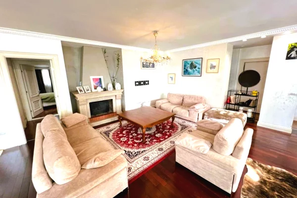 Shtepi ne shitje Apartament ne Tirane, 3+1, Mobilimi E mobiluar, Pagesa 630,000  Euro.