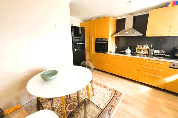 Shtepi ne shitje Apartament ne Tirane, 3+1, Mobilimi E mobiluar, Pagesa 630,000  Euro.